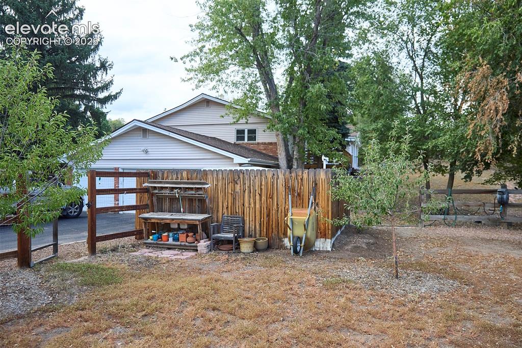 Image 40 of 41: Yard