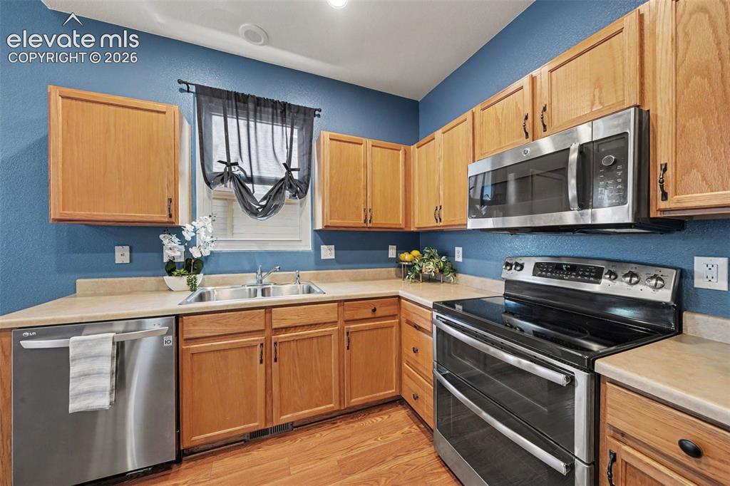 Image 10 of 20: Kitchen