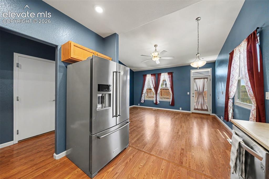 Image 11 of 20: Kitchen