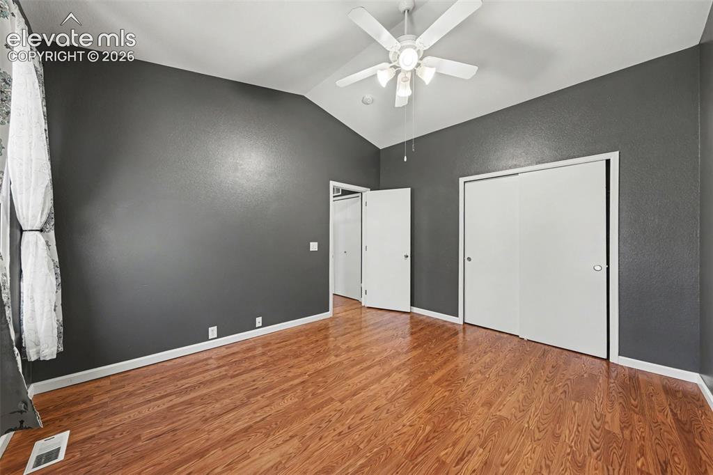 Image 13 of 20: Bedroom
