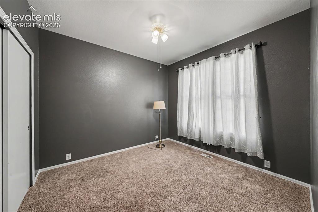 Image 14 of 20: Bedroom