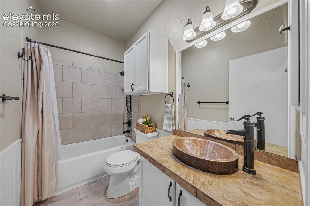 Image 15 of 20: Bathroom