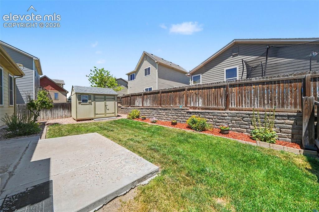 Image 17 of 20: Yard