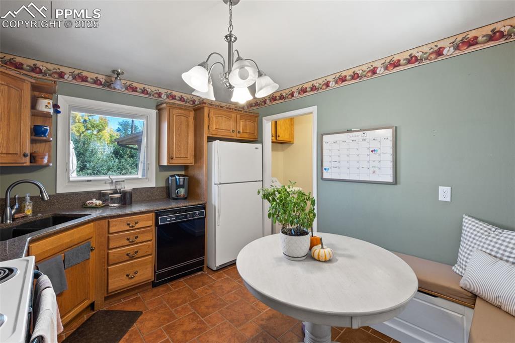 Image 11 of 50: Kitchen