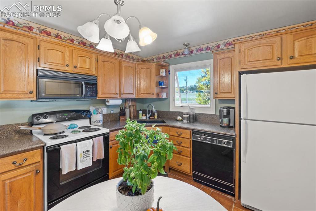 Image 12 of 50: Kitchen