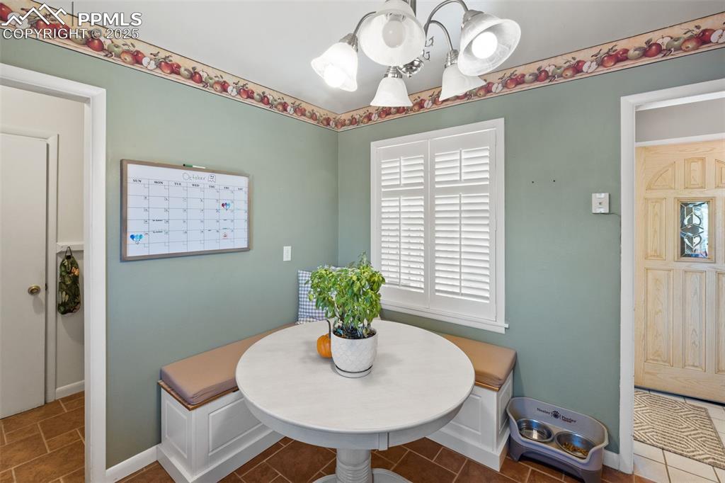 Image 15 of 50: Dining Area