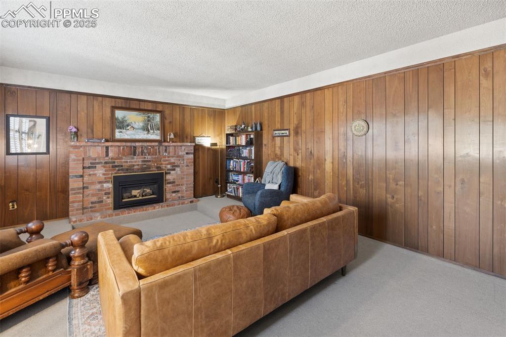 Image 16 of 50: Living Room