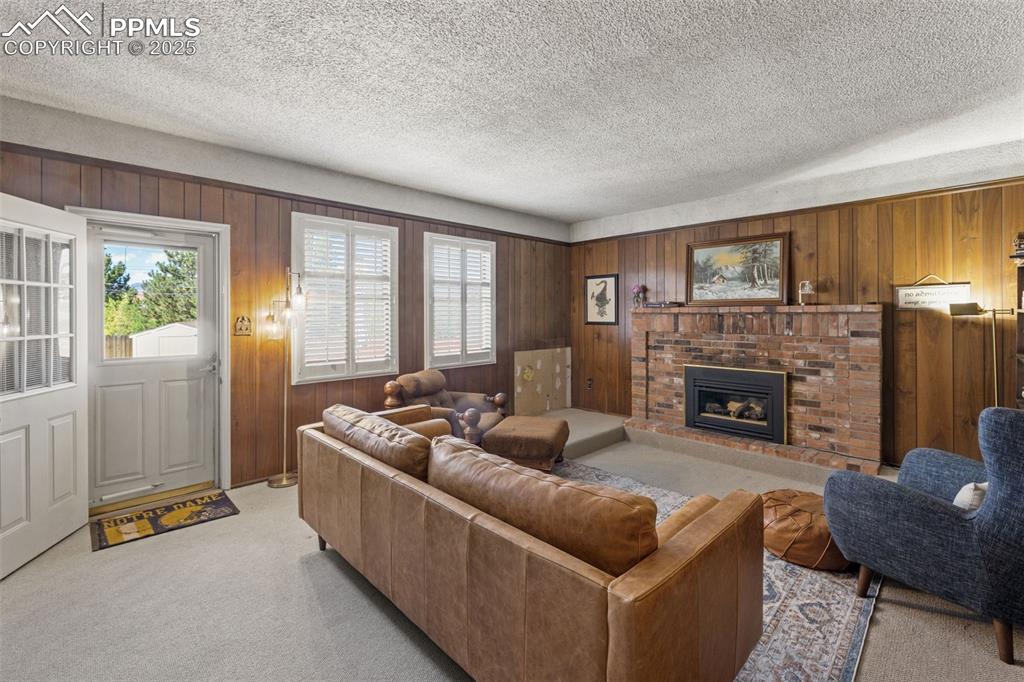 Image 17 of 50: Living Room