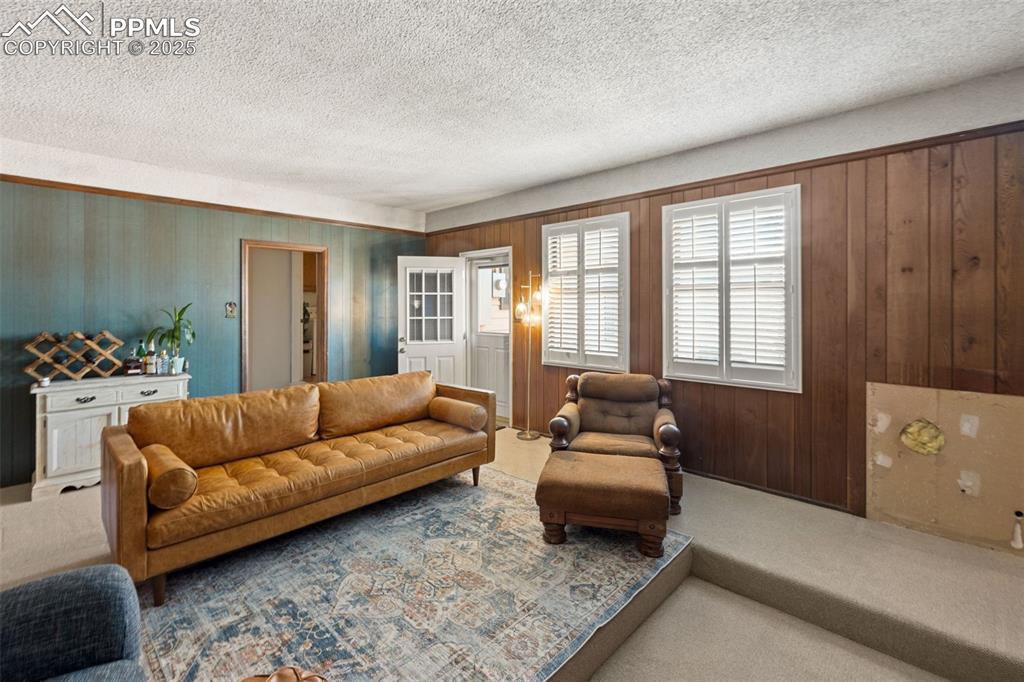 Image 18 of 50: Living Room