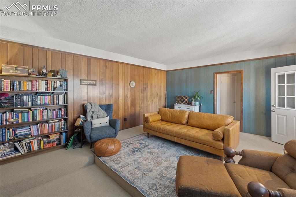 Image 19 of 50: Living Room