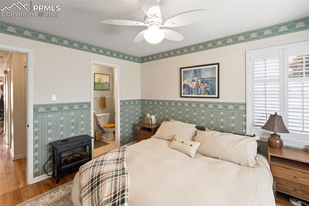 Image 21 of 50: Bedroom