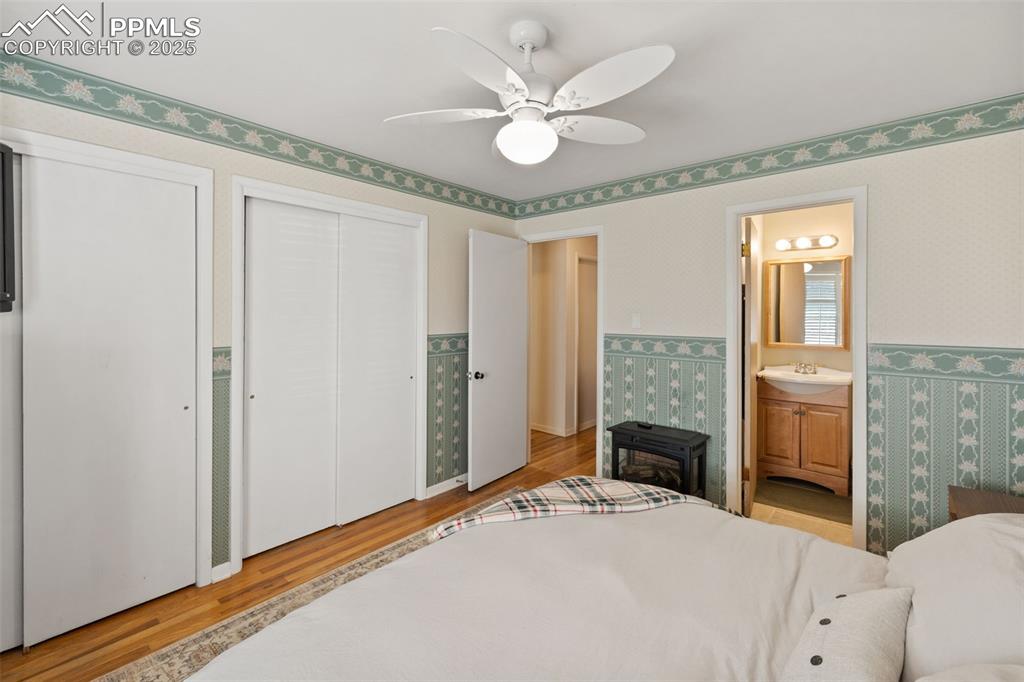 Image 22 of 50: Bedroom