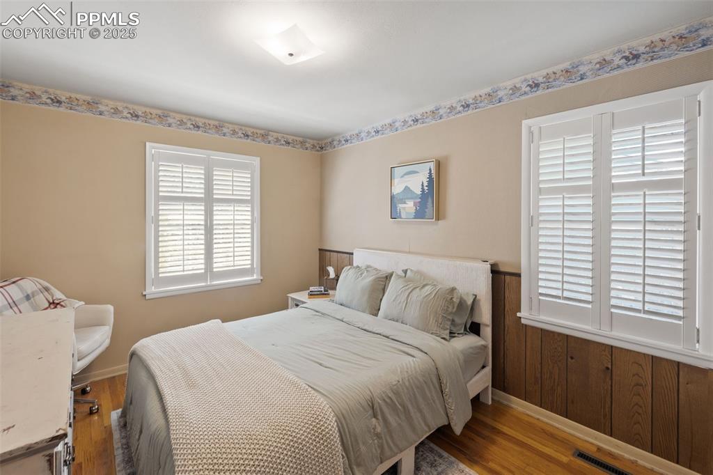 Image 24 of 50: Bedroom