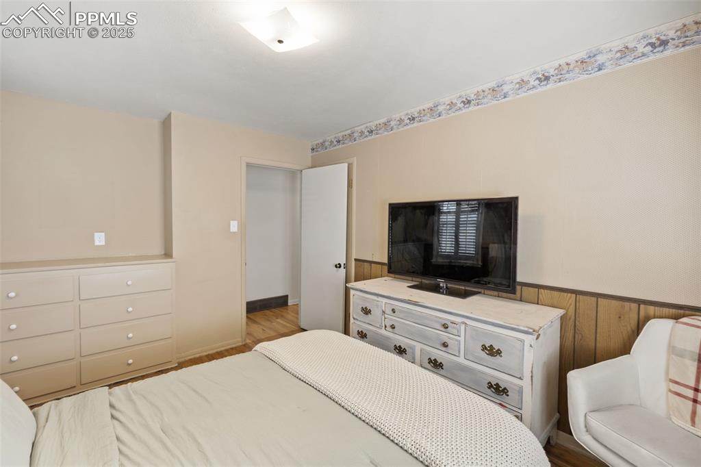 Image 25 of 50: Bedroom