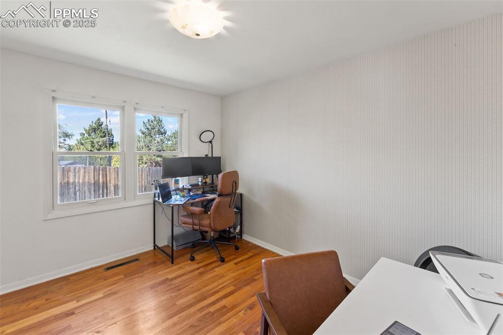 Image 26 of 50: Office