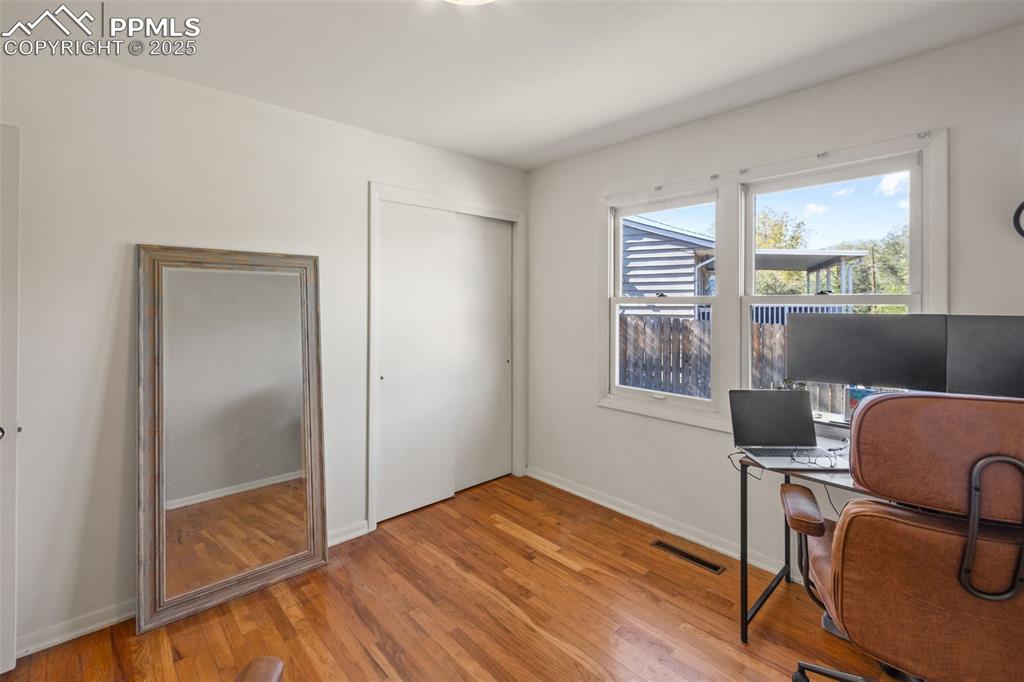 Image 27 of 50: Office