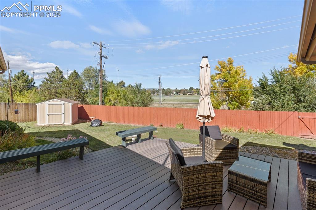 Image 29 of 50: Deck