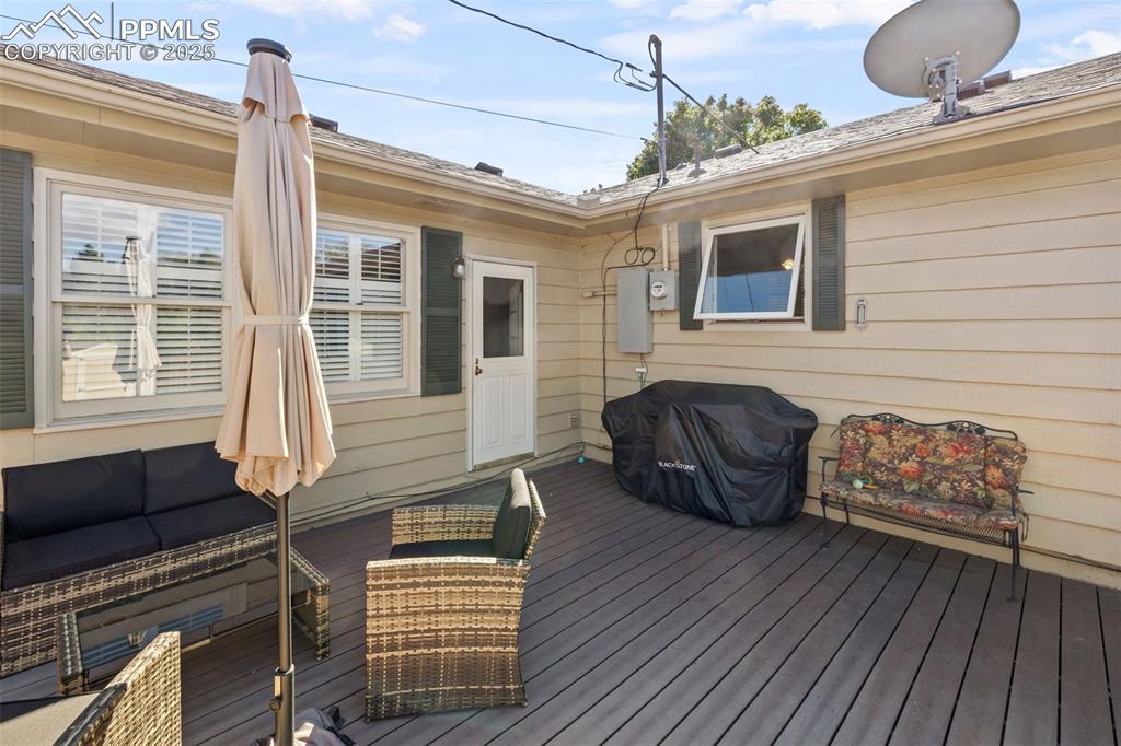 Image 31 of 50: Deck