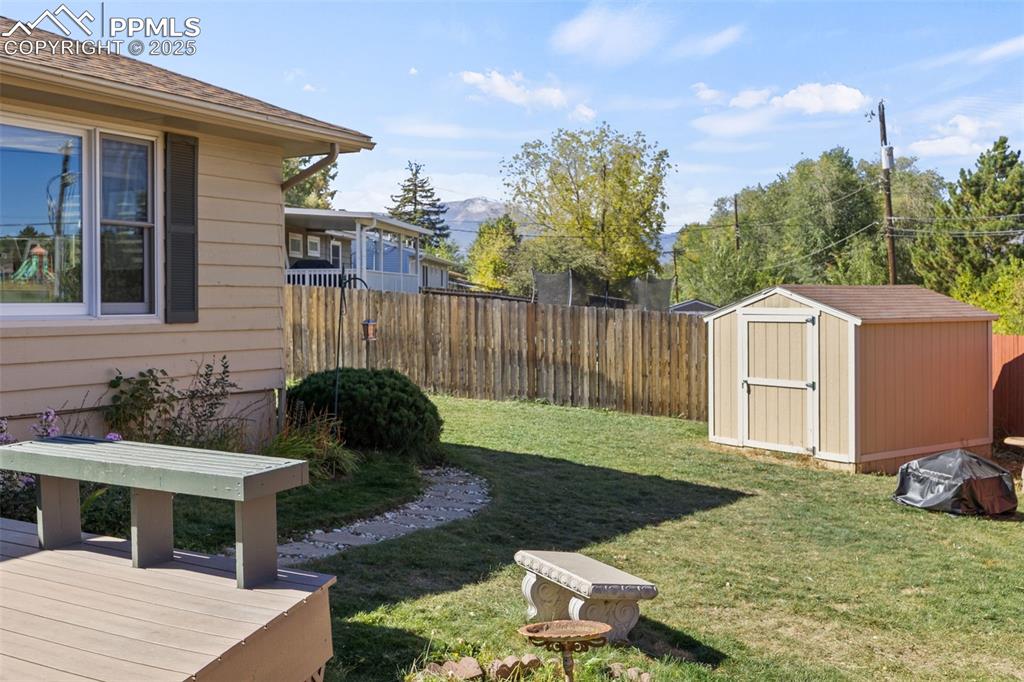 Image 36 of 50: Yard