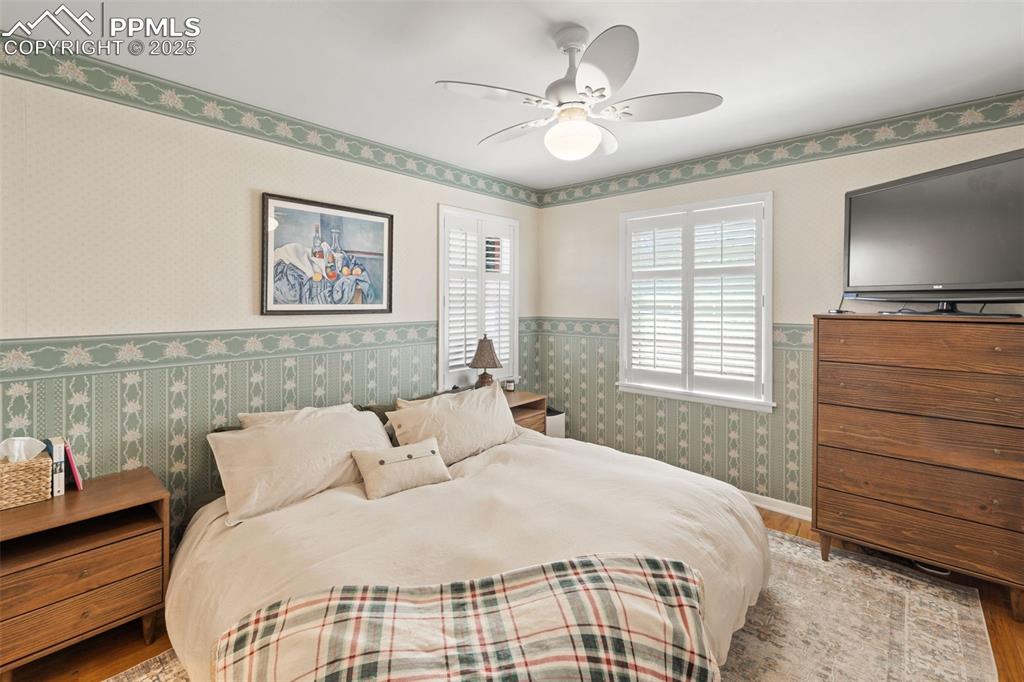 Image 4 of 50: Bedroom