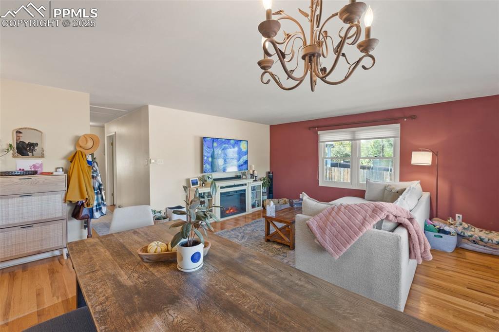 Image 8 of 50: Dining Area