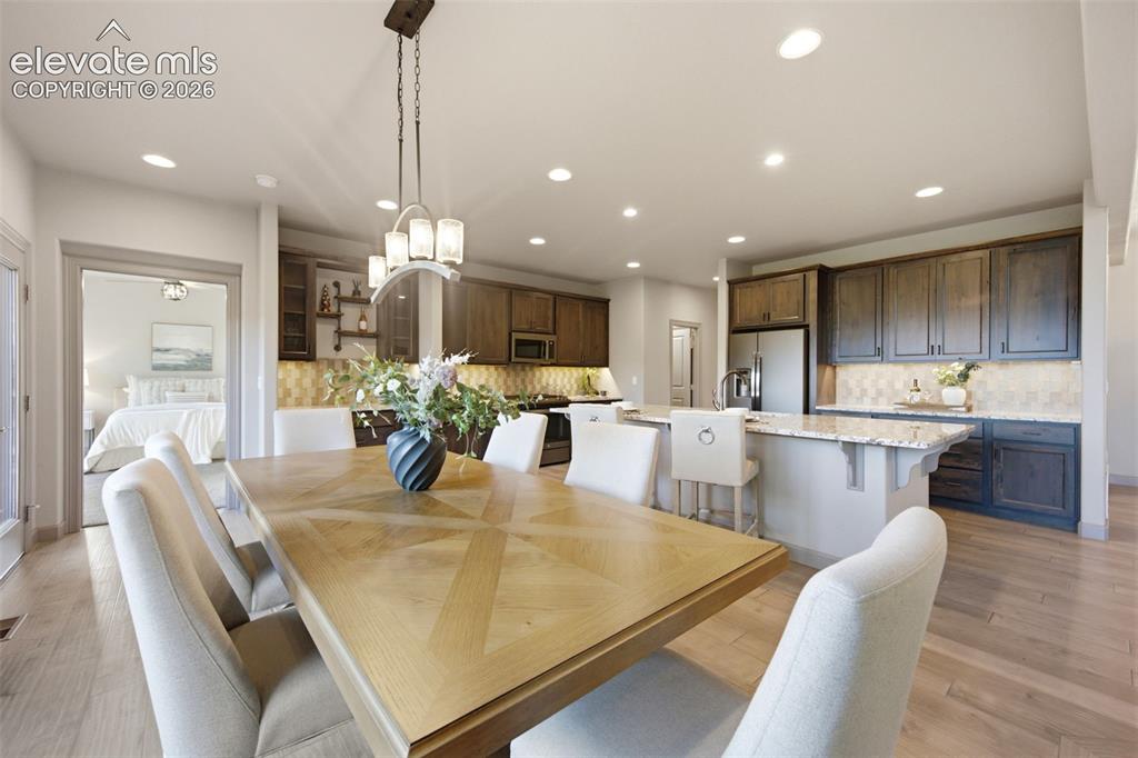 Image 10 of 50: Dining Area