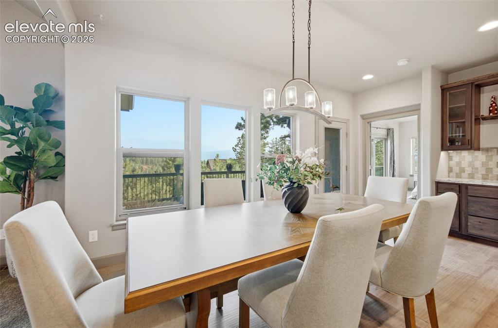 Image 11 of 50: Dining Area