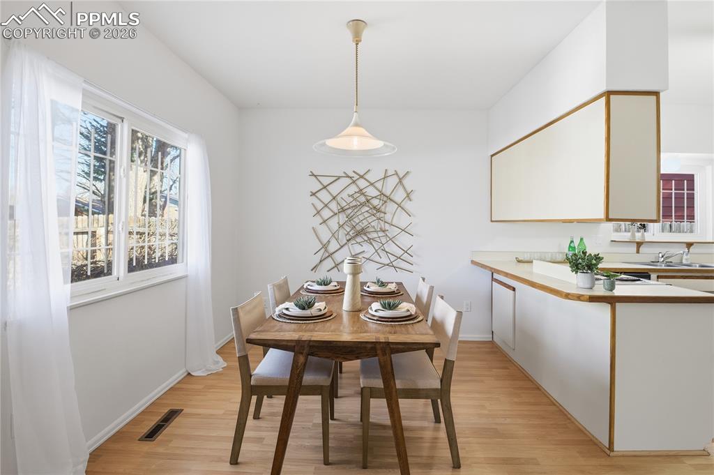 Image 11 of 41: Dining Area