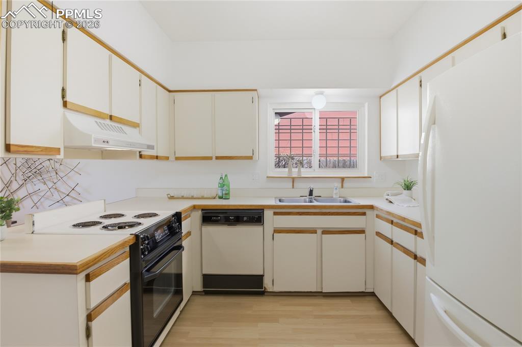 Image 13 of 41: Kitchen