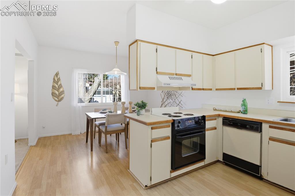 Image 14 of 41: Kitchen