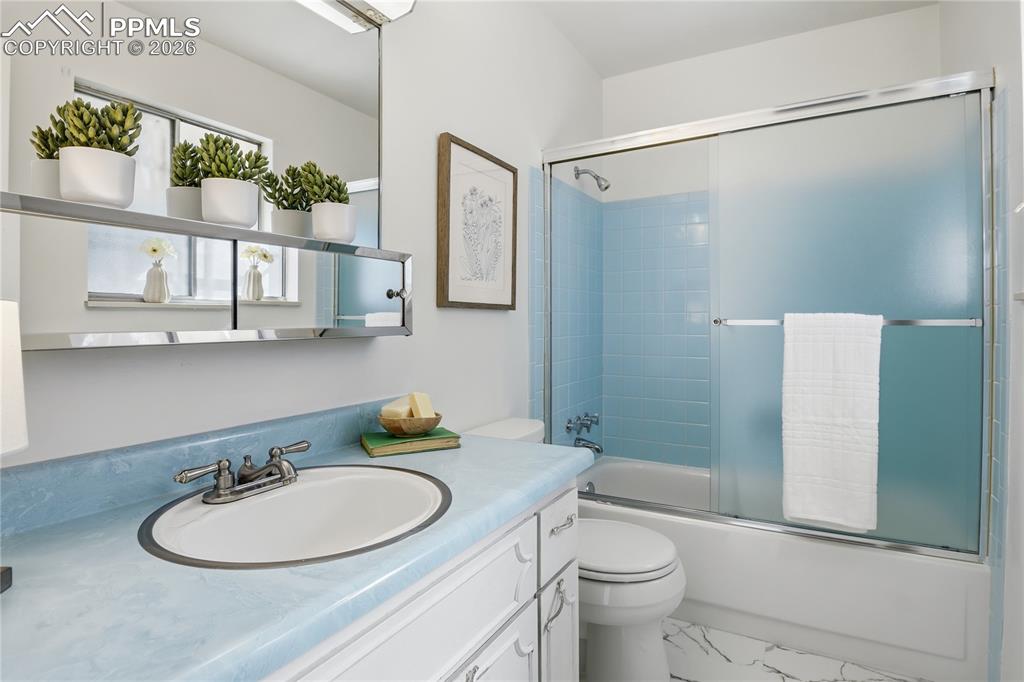 Image 20 of 41: Bathroom