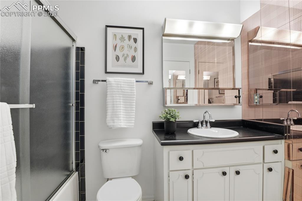 Image 21 of 41: Bathroom