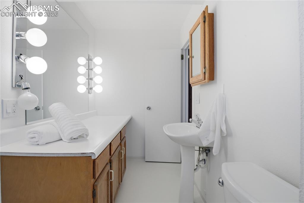 Image 31 of 41: Bathroom