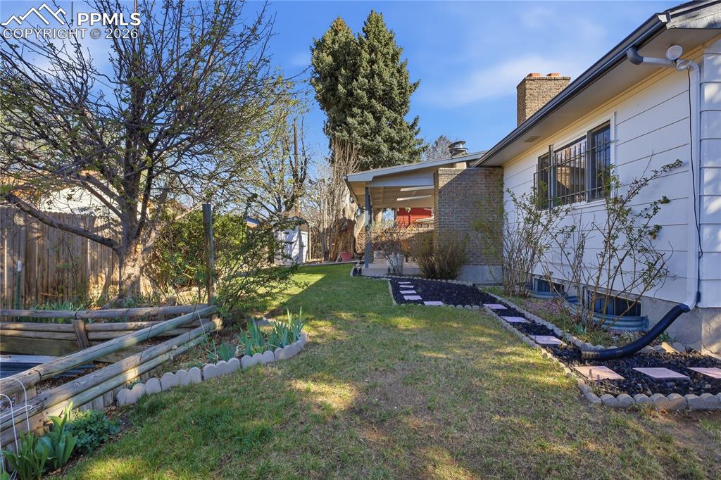 Image 39 of 41: Yard