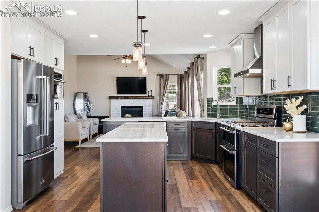 Image 10 of 41: Kitchen