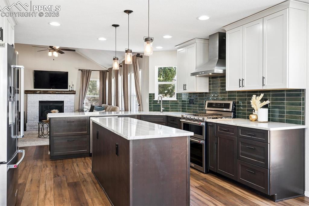 Image 11 of 41: Kitchen