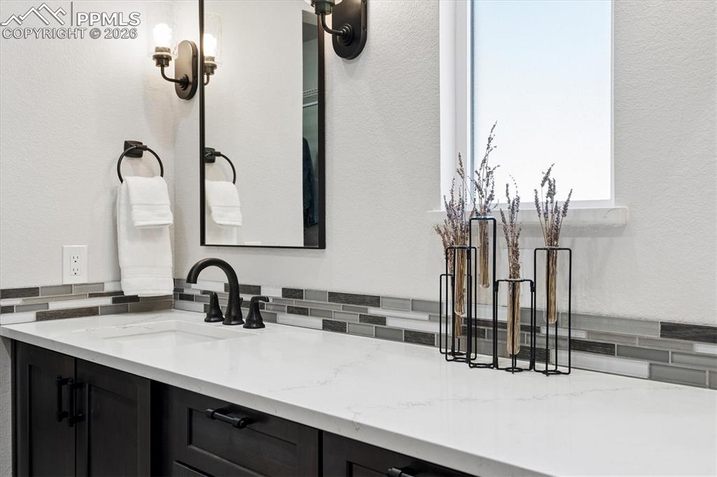 Image 22 of 41: Bathroom