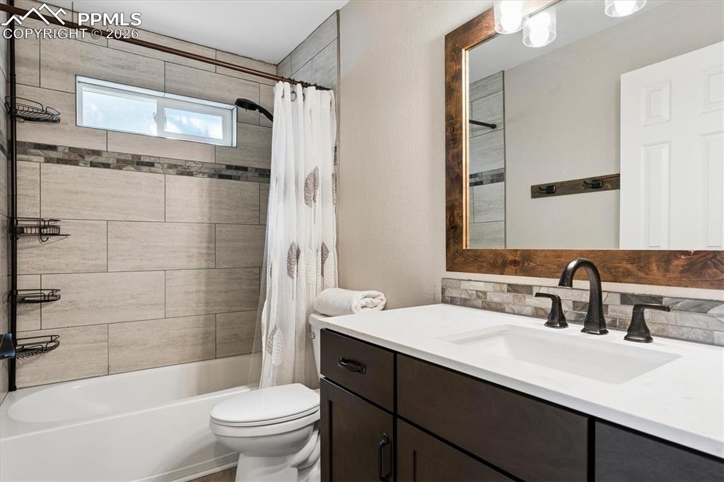 Image 27 of 41: Bathroom