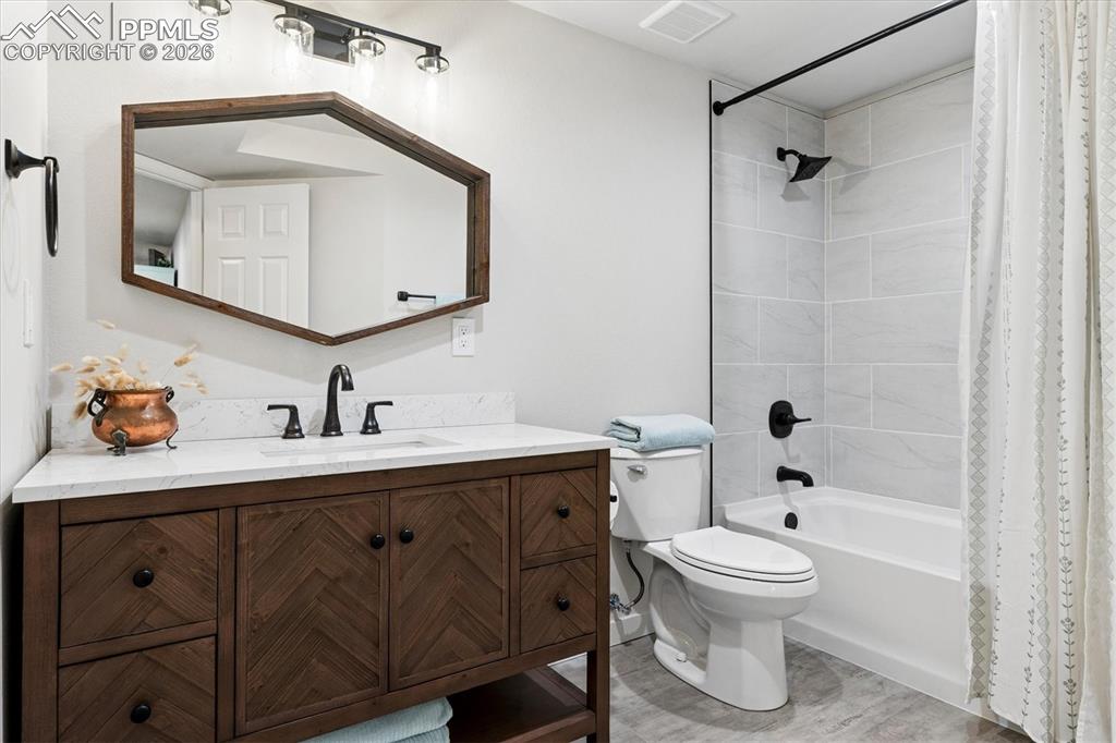 Image 33 of 41: Bathroom