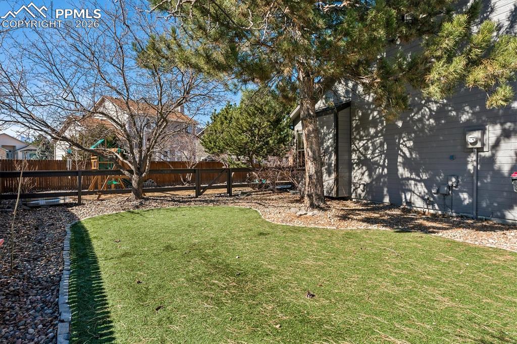 Image 36 of 41: Yard