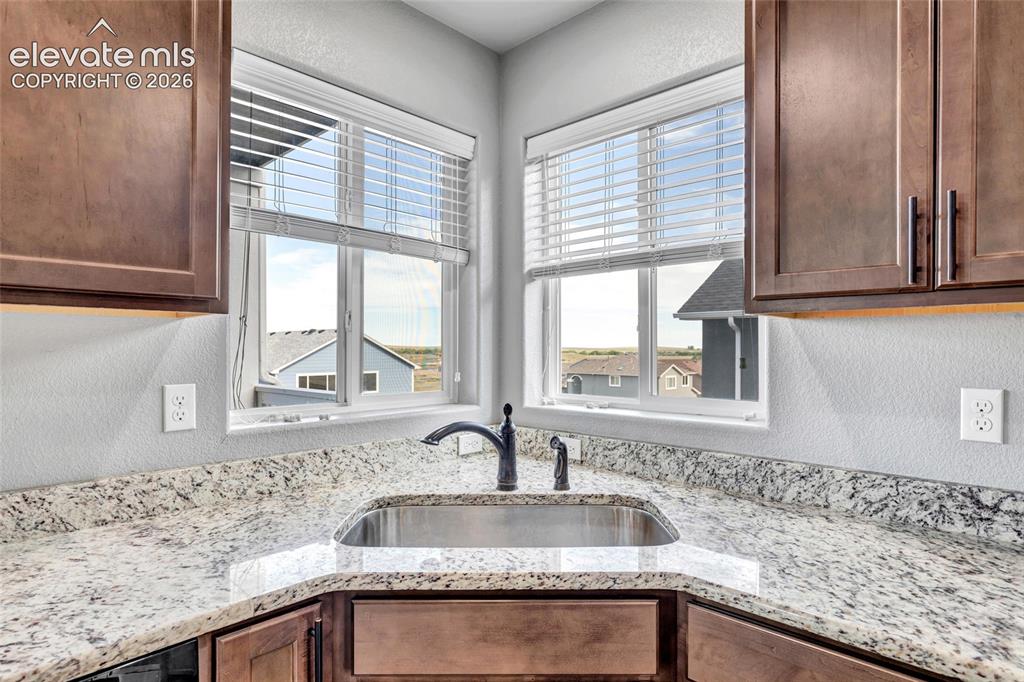Image 7 of 40: Kitchen