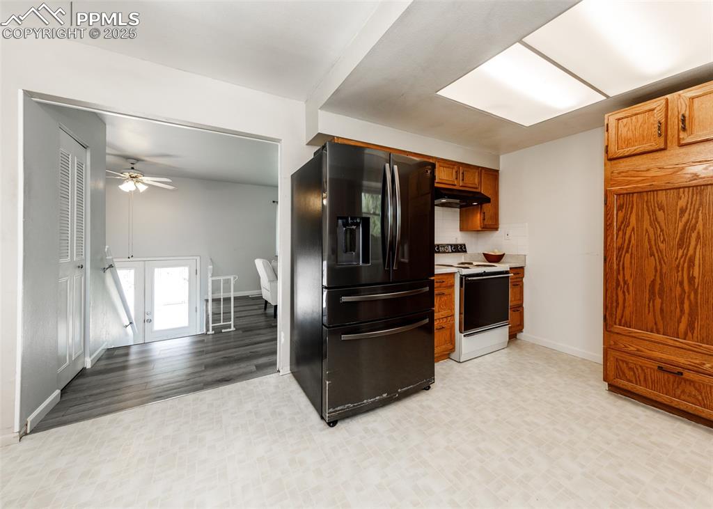 Image 14 of 42: Kitchen