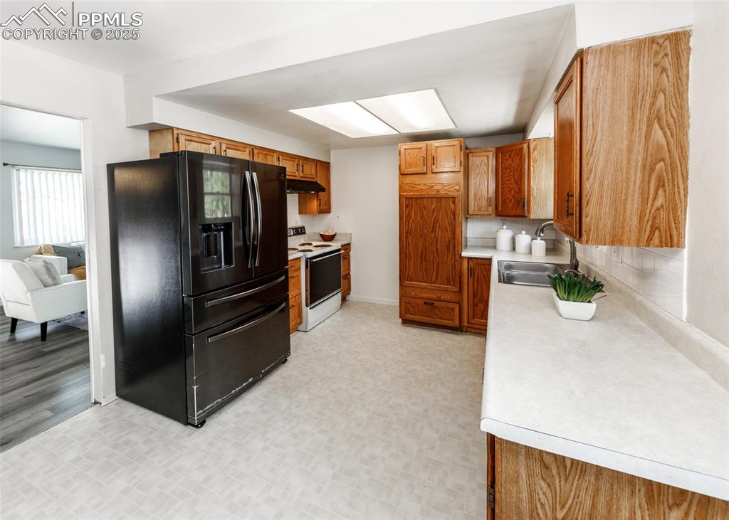 Image 15 of 42: Kitchen