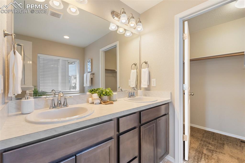 Image 26 of 39: Bathroom