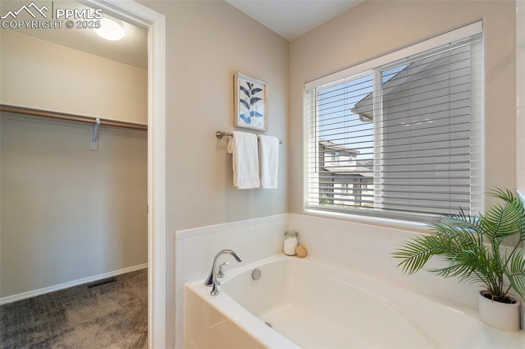 Image 28 of 39: Bathroom