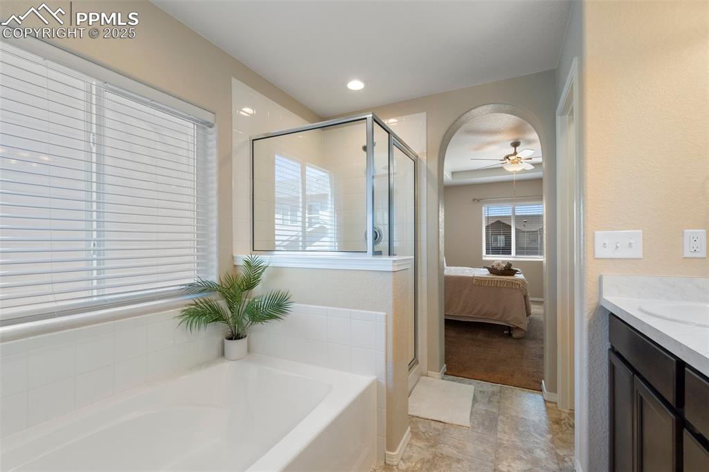 Image 29 of 39: Bathroom