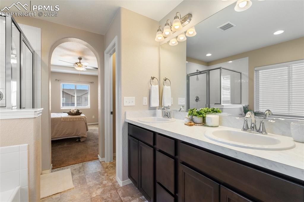 Image 30 of 39: Bathroom