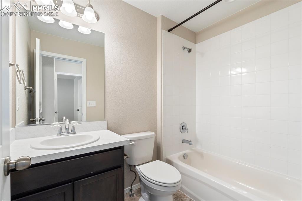 Image 33 of 39: Bathroom