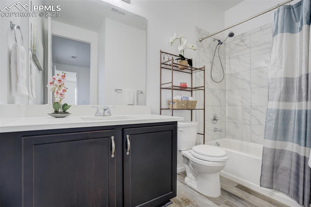 Image 20 of 49: Bathroom