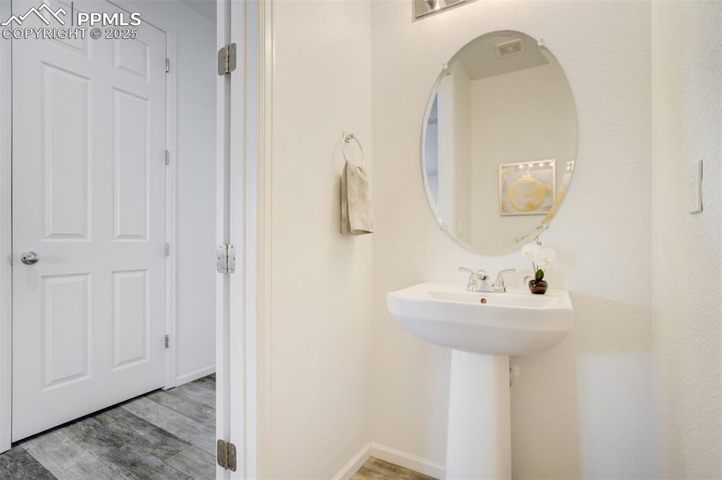 Image 23 of 49: Bathroom